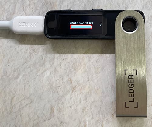 Ledger Nano S Plusの液晶にリカバリーフレーズが1つずつ表示される