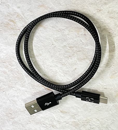 Ledger Nano S Plus（レジャーナノSプラス）に同梱されている、USBケーブル